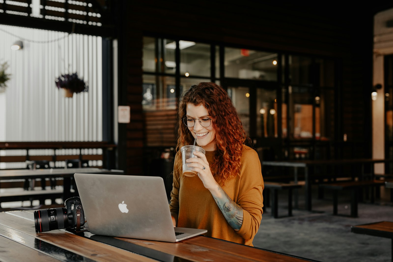 Ekspert som jobber på laptop i kafé-miljø