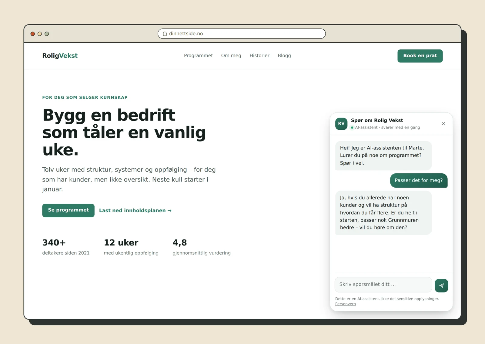 En nettside med chatboblen åpen i hjørnet, der assistenten svarer en besøkende om programmet