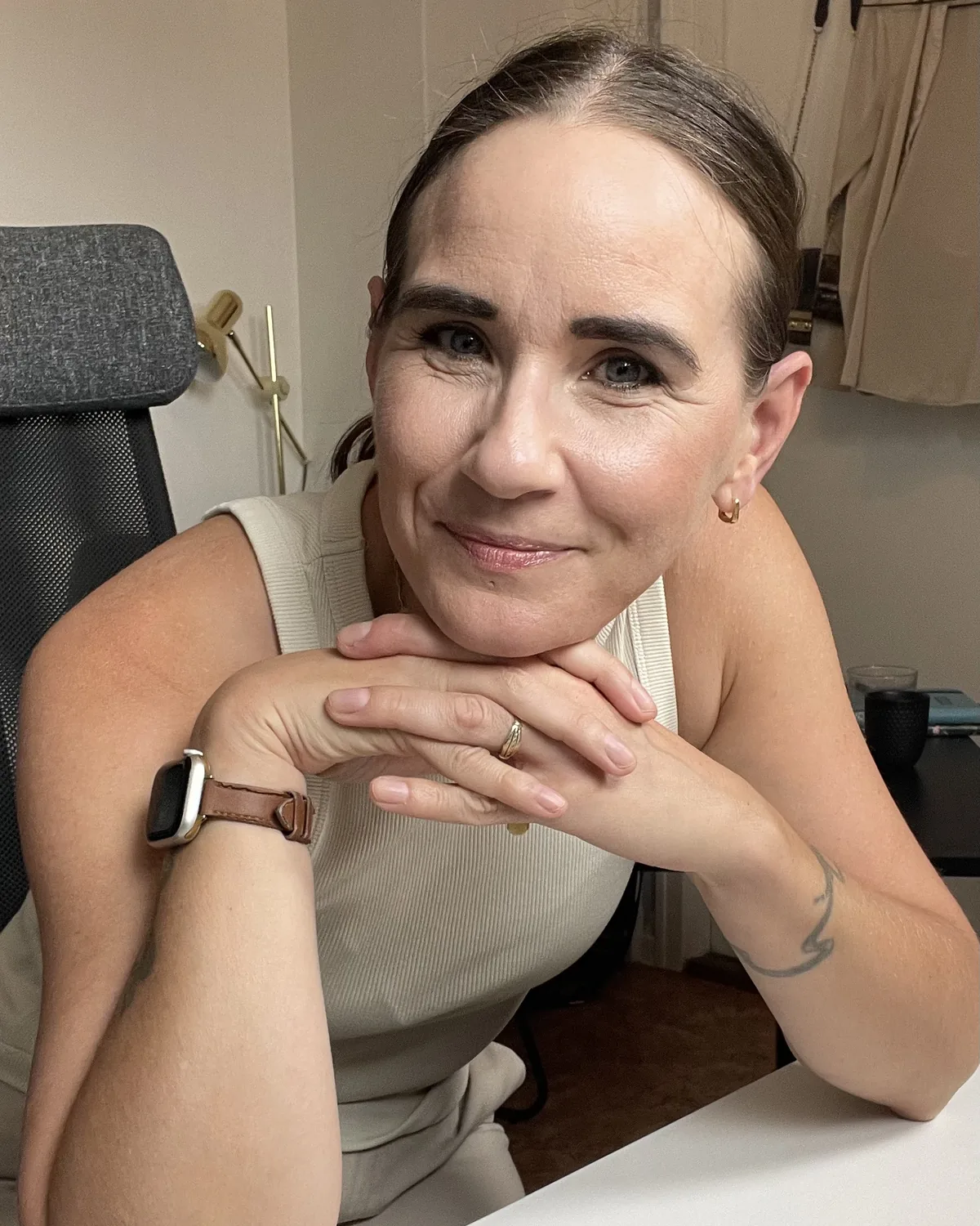 Hege Christine ved skrivebordet